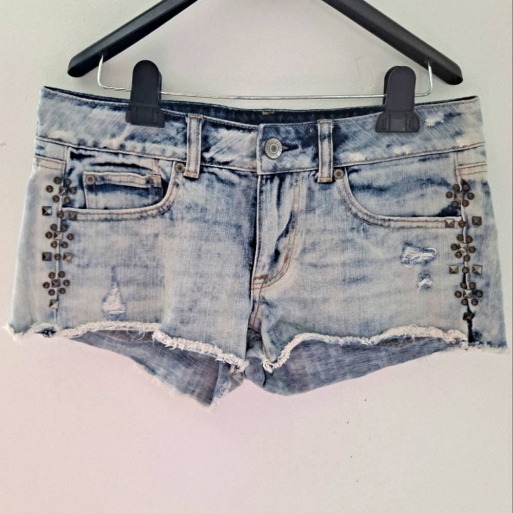 American Eagle Outfitters Acid Wash Studded Frayed Hem Demin shorts Size…